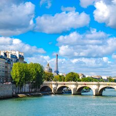 Pond avec vu sur la Seine de Paris 
