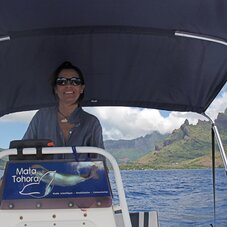 Agnès Benet conduisant un bateau