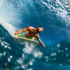 Michel Bourez faisant du surf sur une vague 