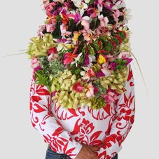 Alexander Lee recouvert de nombreuses couronnes de fleurs