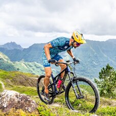 Mehdi Gabrillargues faisant du vélo dans la montagne 