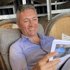 Patrick Seurot lisant un livre