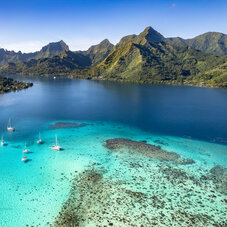 View of Mountains and sea from Moorea - Stéphane Mailion