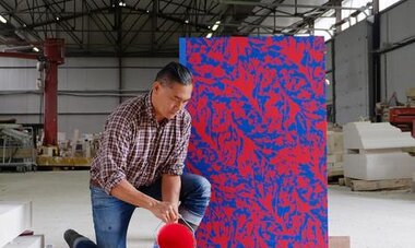 Artiste polynésien Alexander Lee qui travaille sur l'une de ses oeuvres