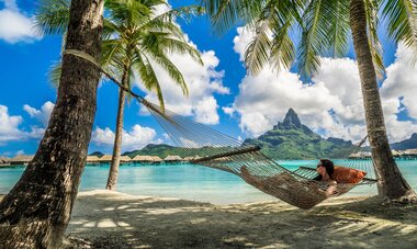 femme dans un hamac qui regarde le lagon de Bora Bora 