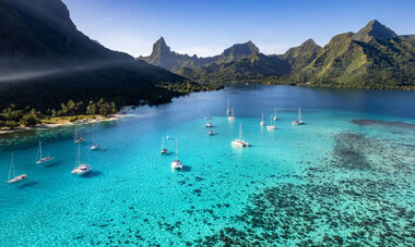 vue aérienne du lagon et des montagnes de Moorea