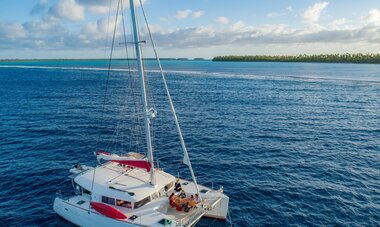 Catamaran aux alentours de l'île de Tetiaroa 