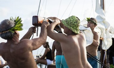 Homes initiant des personnes aux anciennes pratiques de navigations polynésiennes