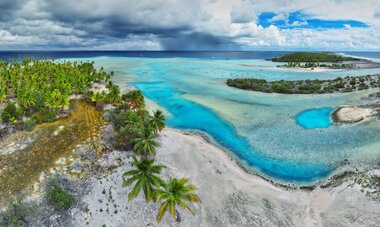 Vue aérienne sur l'île d'Amanu aux Tuamotu 