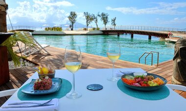 Table dressée dans un restaurant pour le déjeuner 