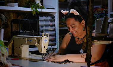 Hinatea Colombani faisant de la couture