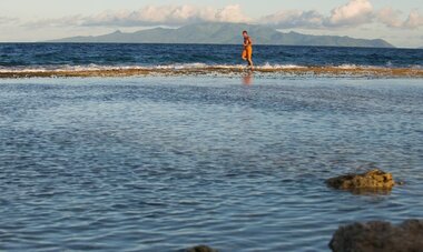 Stephan Lambert courant sur un récif 