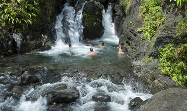 Groupe de personnes se baignant dans une rivière 