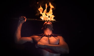 Homme faisant un spectacle de danse du feu 