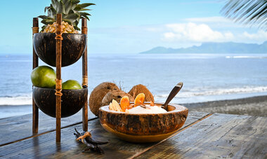 Dessert avec une vue sur la mer et la montagne 