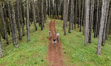 Vue aérienne sur des personnes faisant du vélo en montagne 