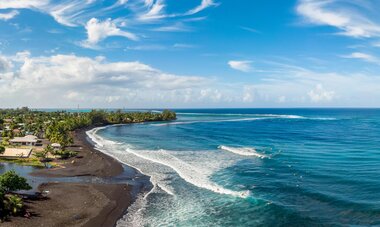 Vue aérienne sur le spot de surf de Taharu'u, Papara
