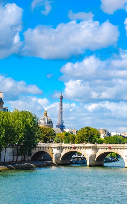 Pond avec vu sur la Seine de Paris 