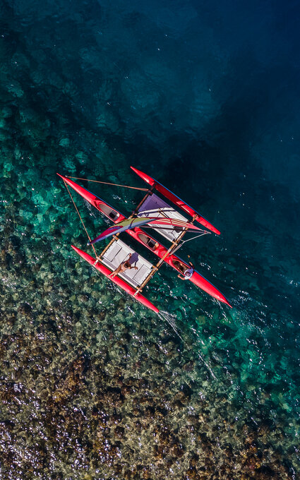Pirogue rouge sur la mer
